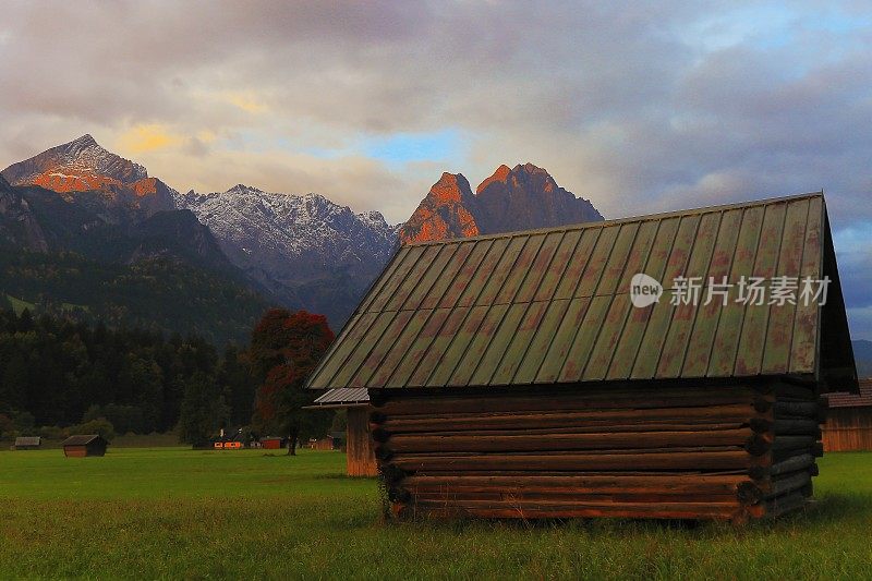 巴伐利亚阿尔卑斯和木制谷仓，德国巴伐利亚的Garmisch Partenkirchen